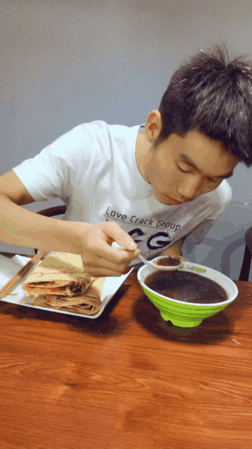 邻村二妮菜煎饼、二妮菜煎饼喝粥.gif 邻村二妮菜煎饼、二妮菜煎饼喝粥.gif